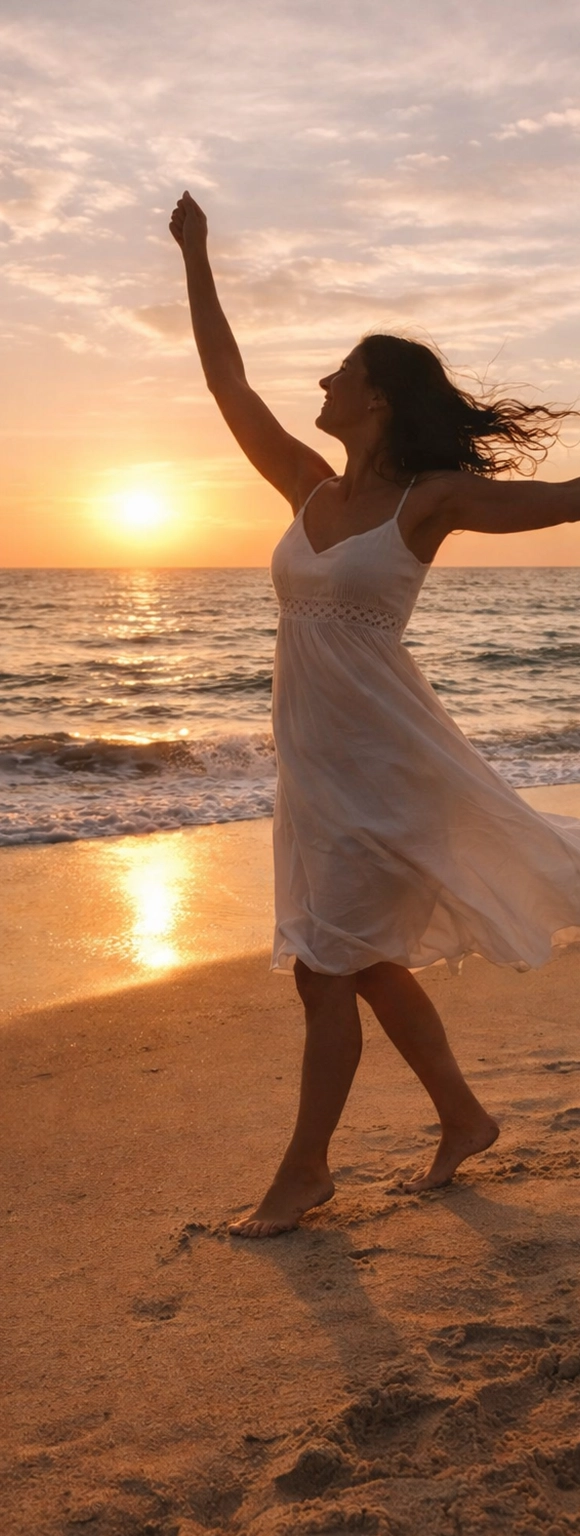 Frau die voller Lebensfreude ist und am Strand tanzt